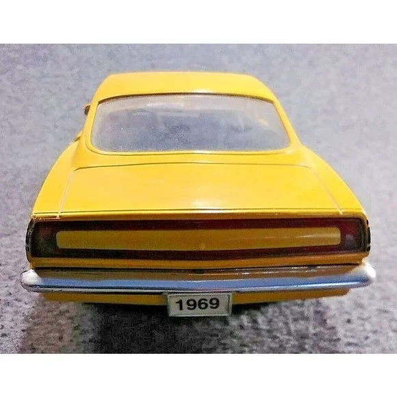 Road Signature 1969 Plymouth Cuda Barracuda 1:18 Scale Diecast Model Car Yellow - Picture 4 of 12